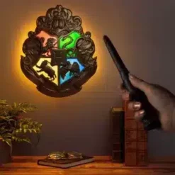 Harry Potter - Lampe Blasons Poudlard Avec Baguette De ContrÎle - Déco Murale