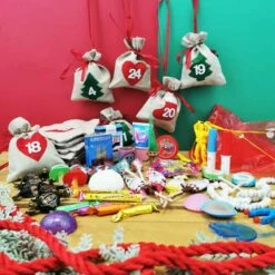 Calendrier De L'avent Vintage Accompagné De Jouets Et Bonbons Retro (corde Rouge Et Sachets Tissu ) - 3 Mètres