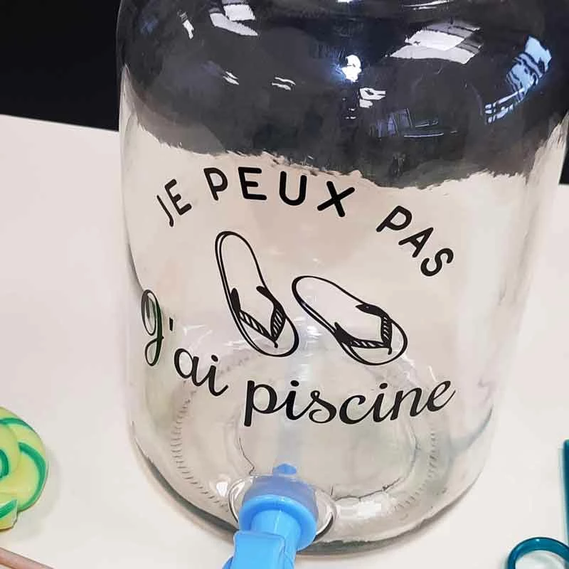 Fontaine à Boisson Avec Robinet 3,5 L Bleue "Je Peux Pas J'ai Piscine" – Image 2